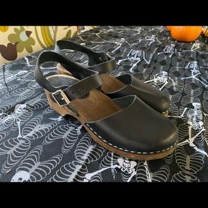 Lotta from Stockholm, low wood in black leather on brown base